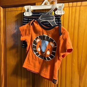 Old Navy size 3-6 months 3 piece set (shorts, short sleeve shirt w lion & hat)